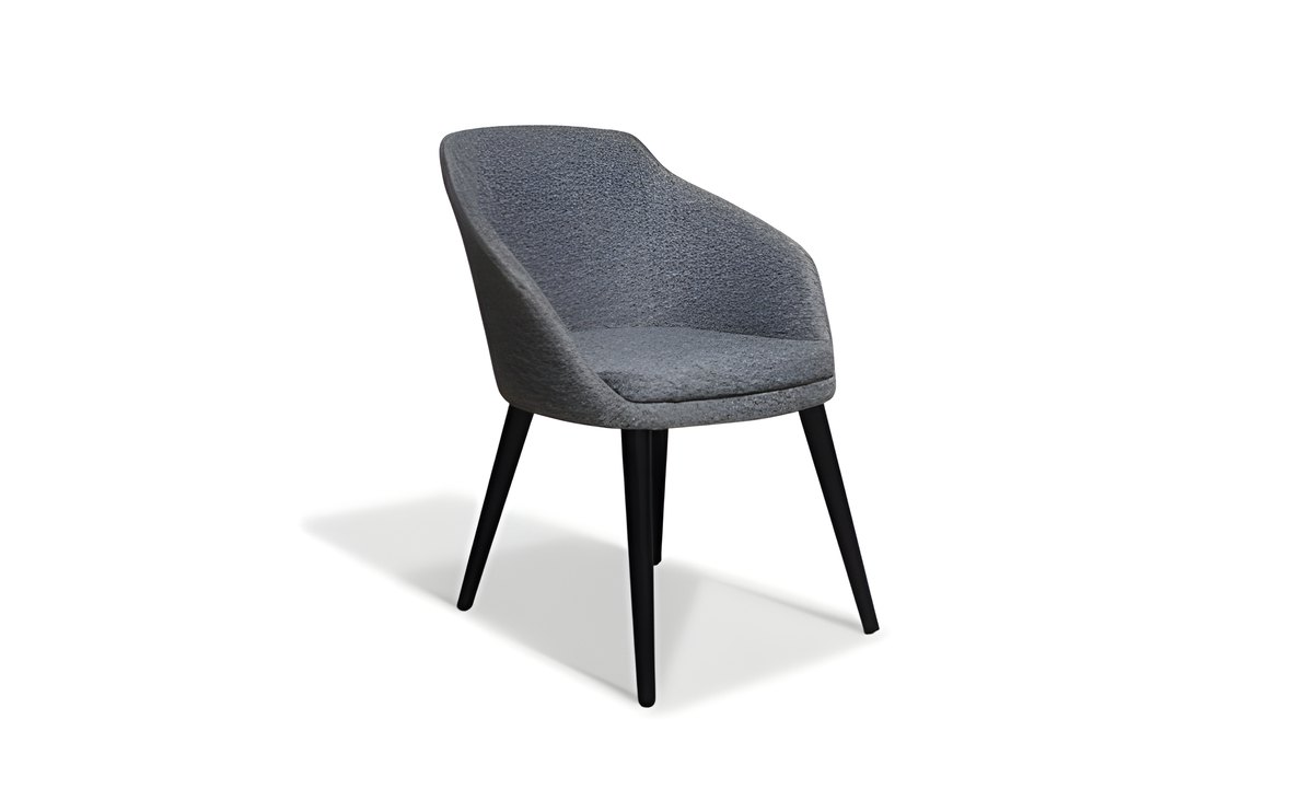 La chaise Margot, assise et dossier en tissu gris, piètement de bois