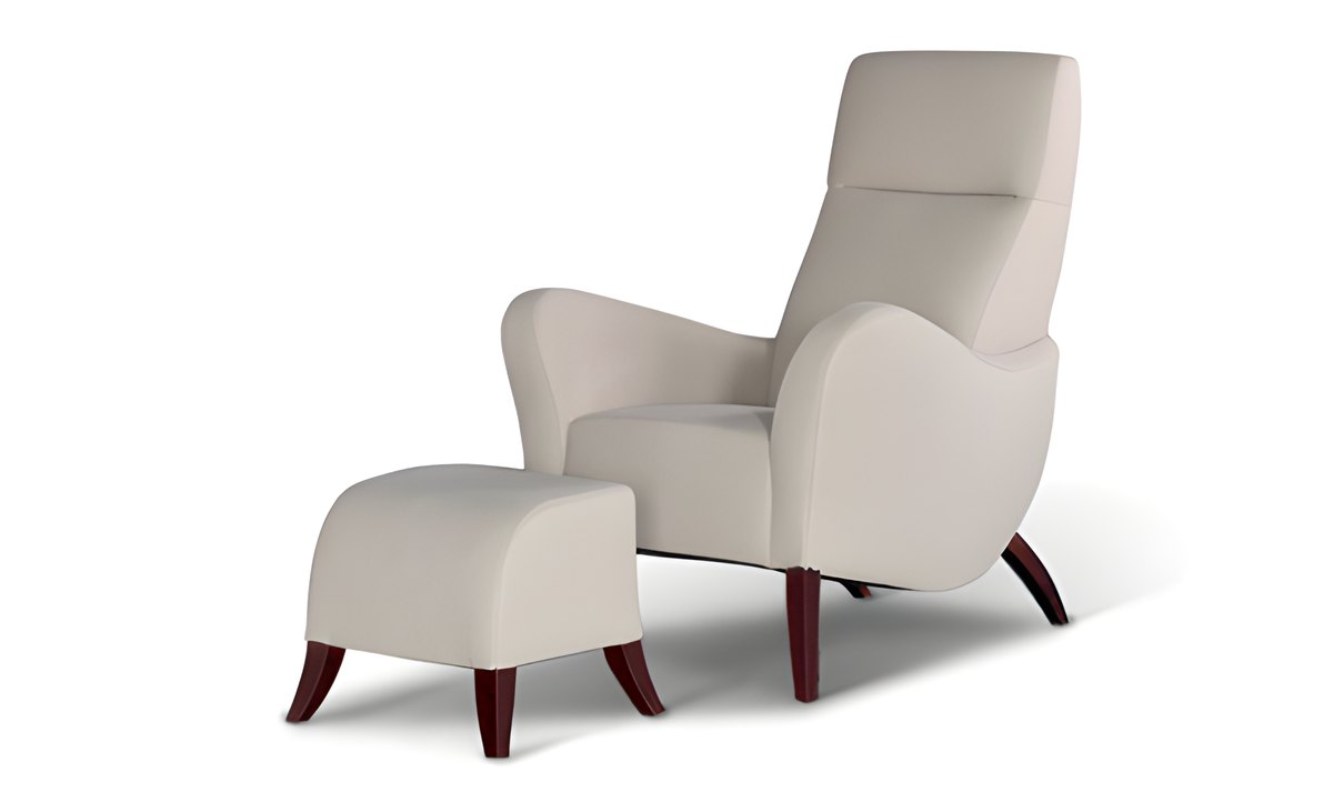 Un fauteuil William à dossier haut, en tissu blanc cassé, avec son pouf assorti, pieds de bois teint
