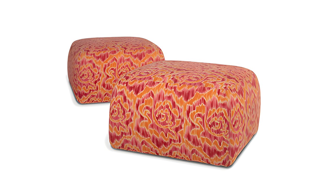 Le pouf Piggy, rond, recouvert d'un tissu à motif rouge et orange