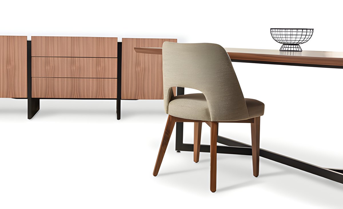 Une table de bois foncé avec buffet assorti et une chaise William, sur fond blanc