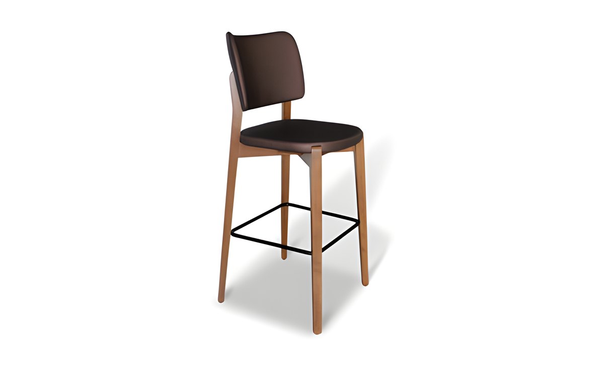 Le tabouret Yohan, assise de tissu foncé, piètement de bois avec repose-pieds de métal